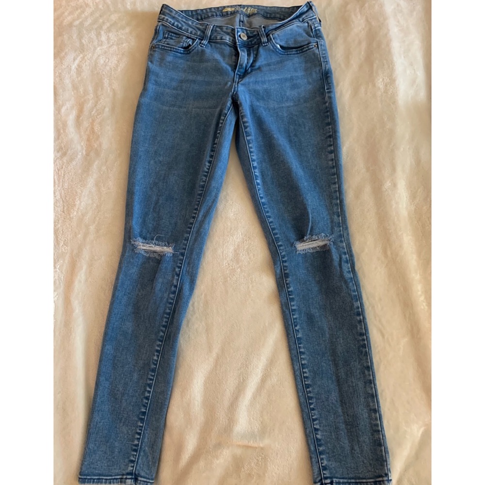 Ripped knee skinny jean